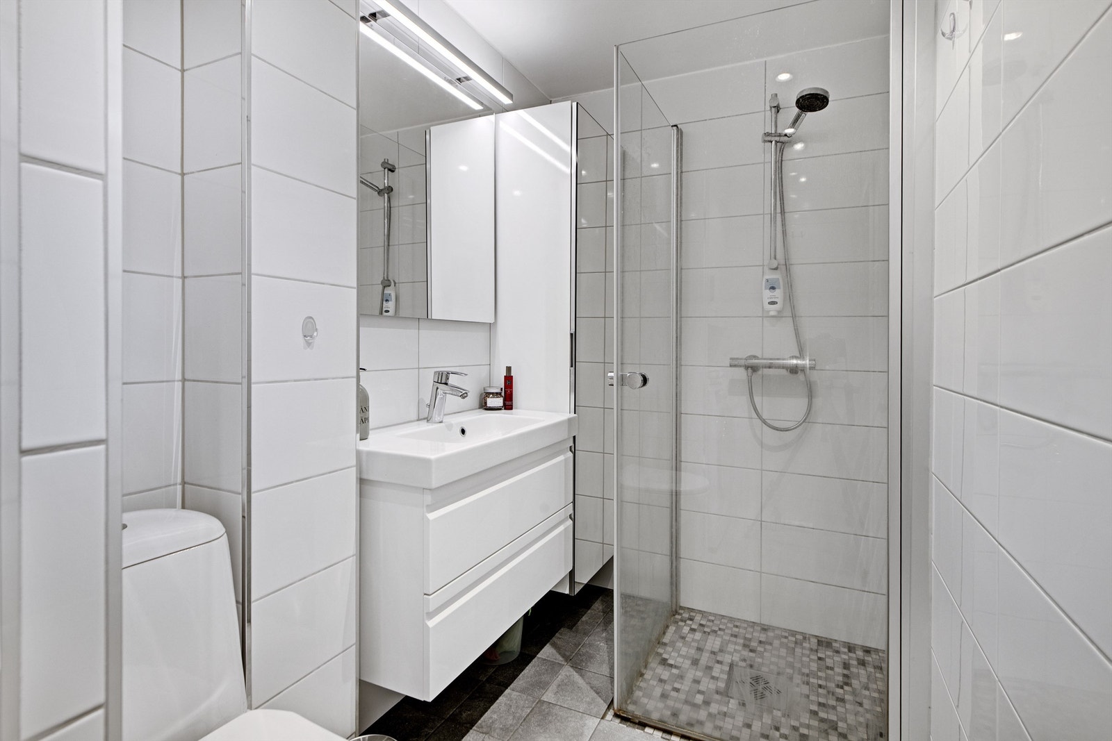 Bad - fra 2016 - flislagt gulv og vegger, malt himling - gulvvarme - downlights i himling Galleribilde