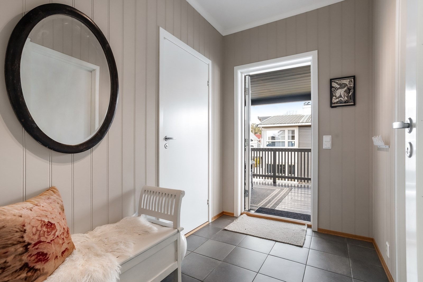 Velkommen inn! Innvendig bod med tilkomst fra entré Galleribilde
