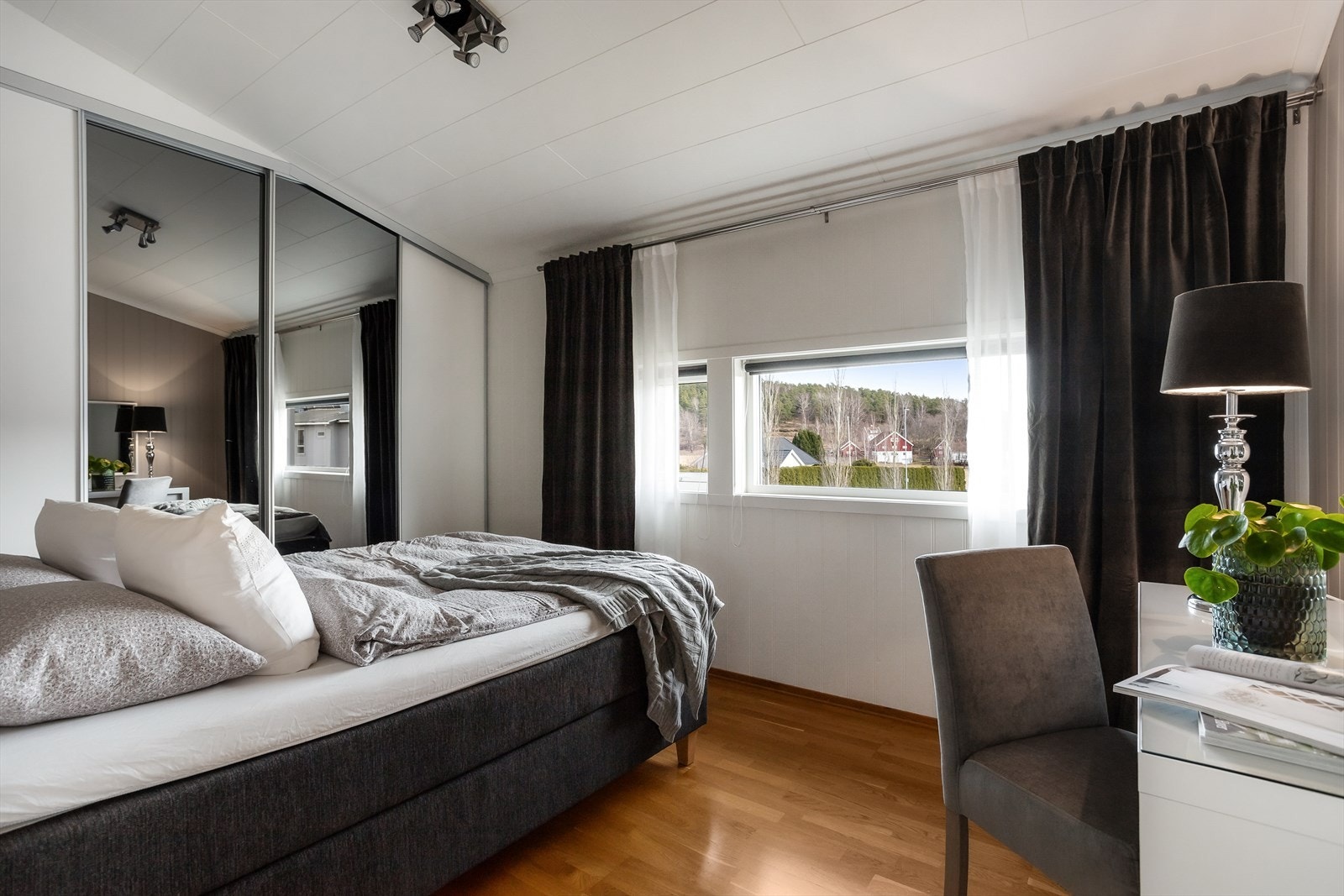 Romslig hovedsoverom med stor skyvedørsgarderobe med oppheng- og kurvsystem Galleribilde