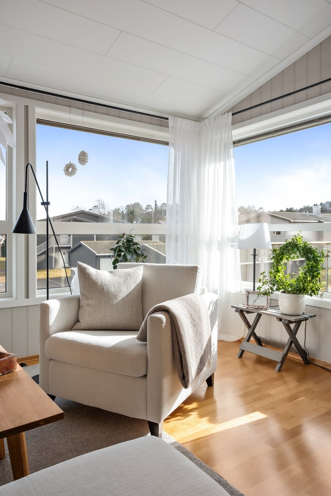 Store vindusflater gir rikelig tilgang på naturlig lys Galleribilde