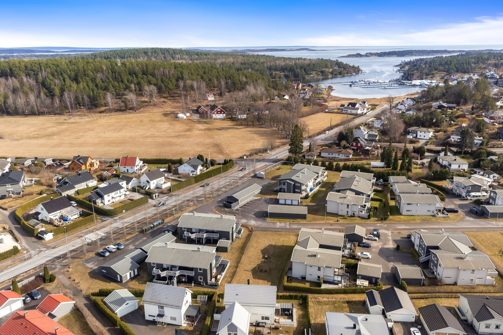 Kort vei til Arås småbåthavnbåthavn med badebrygge, flytende badstue, slipp og båtkran Galleribilde