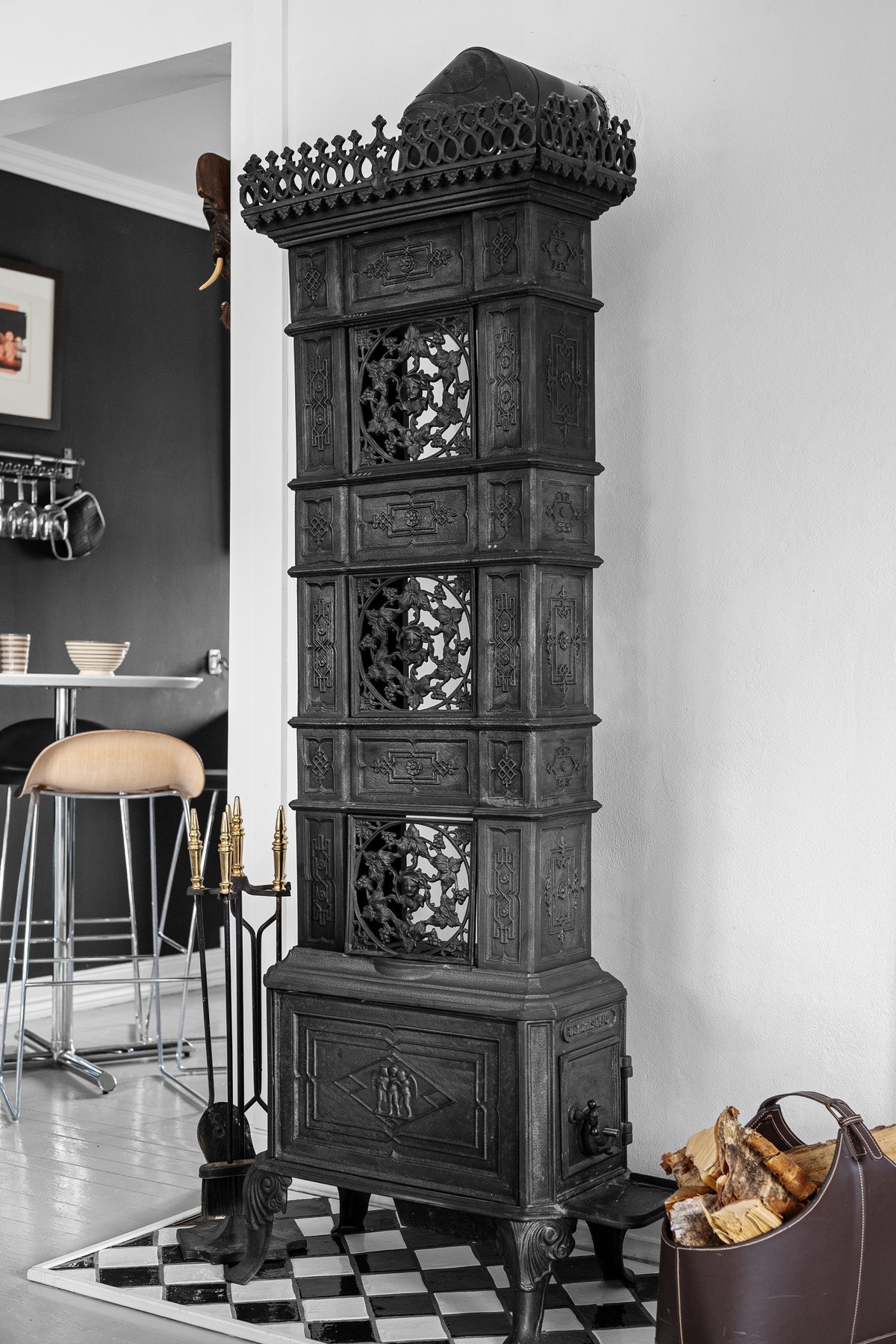 Det er en lekker etasjepeis i stua. Galleribilde