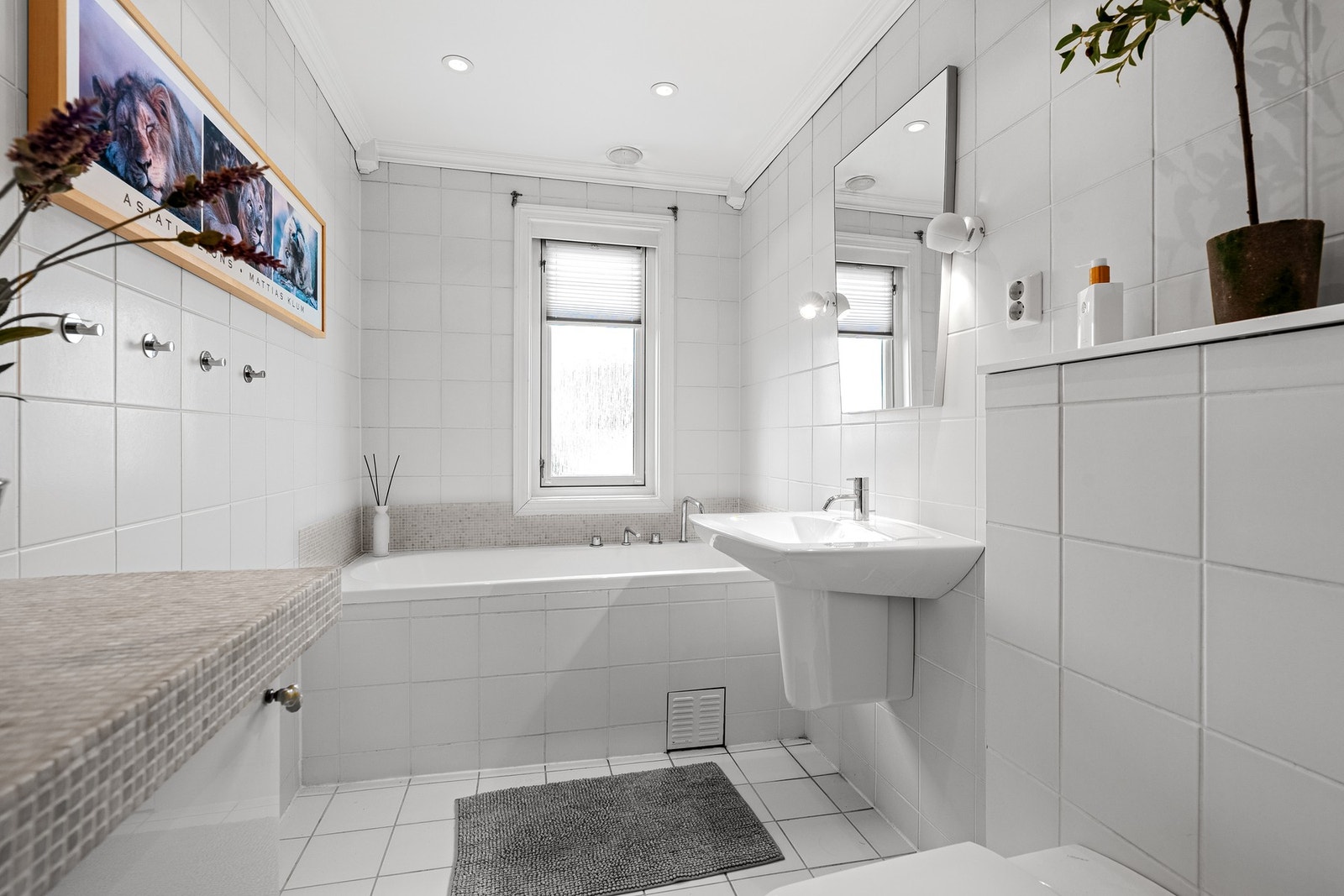 Badet i 1. etasje har badekar og fine, lyse overflater. Galleribilde