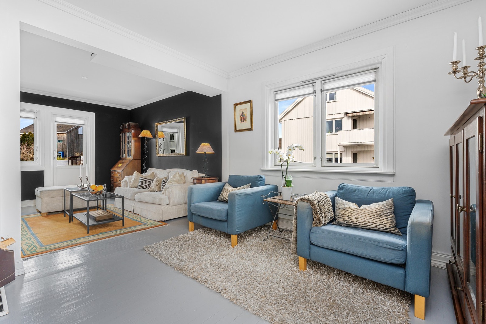 Boligen har en stor stue med flere soner og innredningsmuligheter. Galleribilde