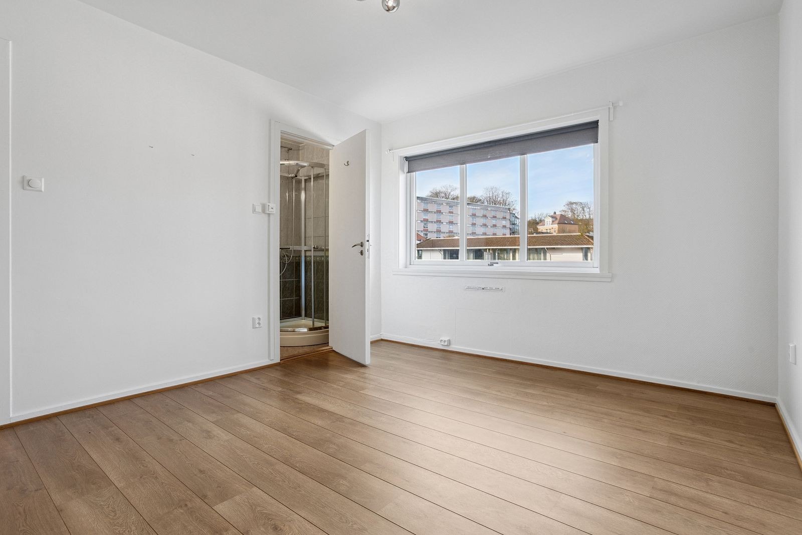 Soverom 2 har adkomst til bad og rikelig med skapplass. Galleribilde
