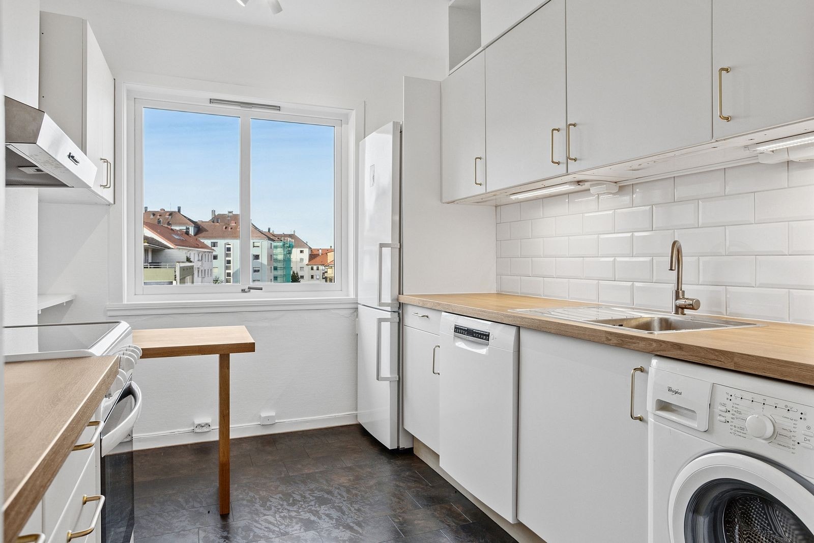 Kjøkken med kombiskap, oppvaskmaskin, komfyr og vaskemaskin. Galleribilde