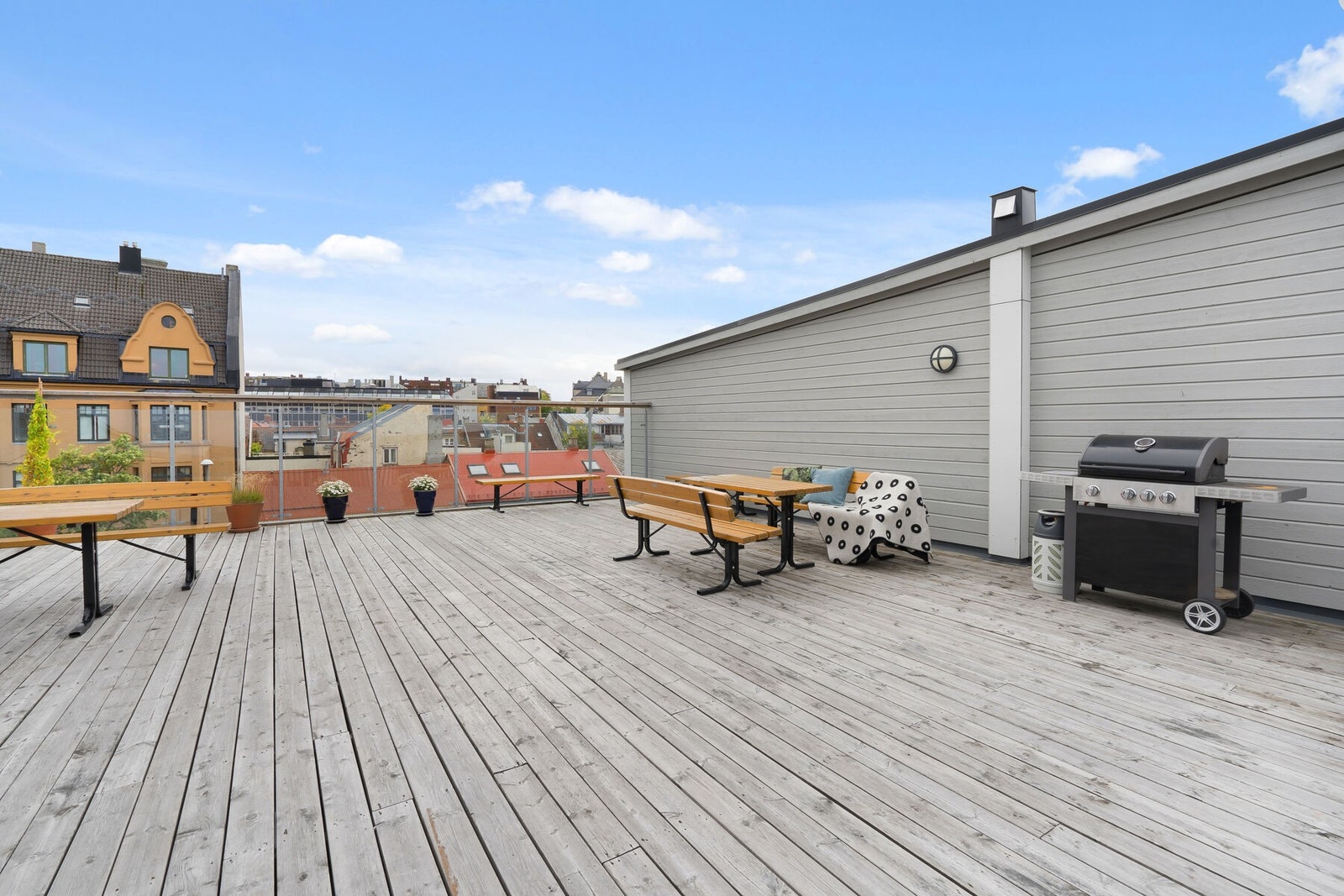 En stor, solrik og felles takterrasse hvor man invitere venner og familie på hyggelige sammenkomster. Galleribilde