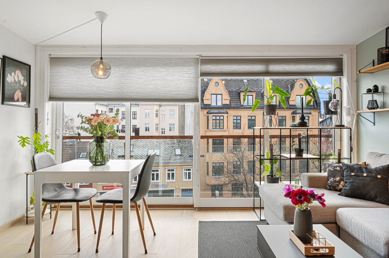 Vinduene er utstyrt med innendørs solskjerming. Galleribilde