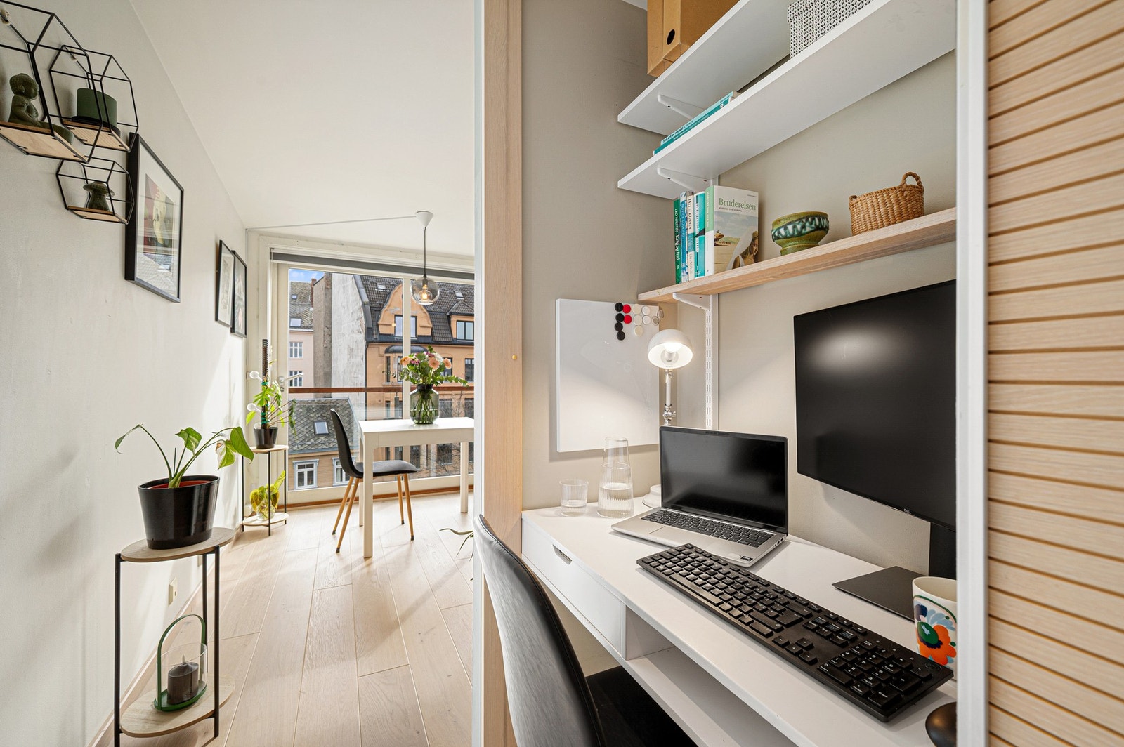 En praktisk og skjermet arbeidsplass, med naturlig flyt videre mot en lys og åpen stue. Galleribilde