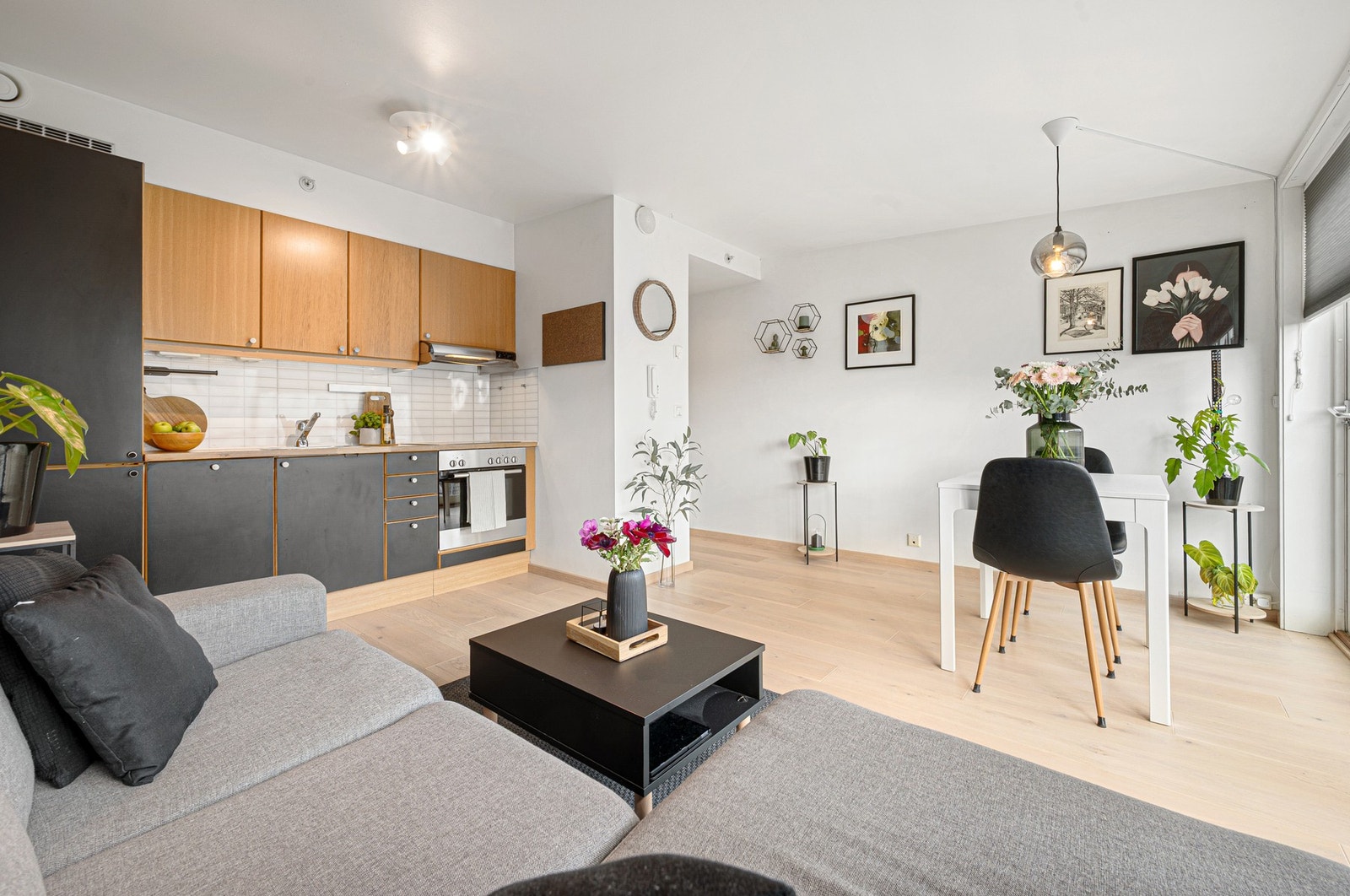Pent kvalitetskjøkken fra HTH med integrerte hvitevarer og godt med skap- og benkeplass. Galleribilde