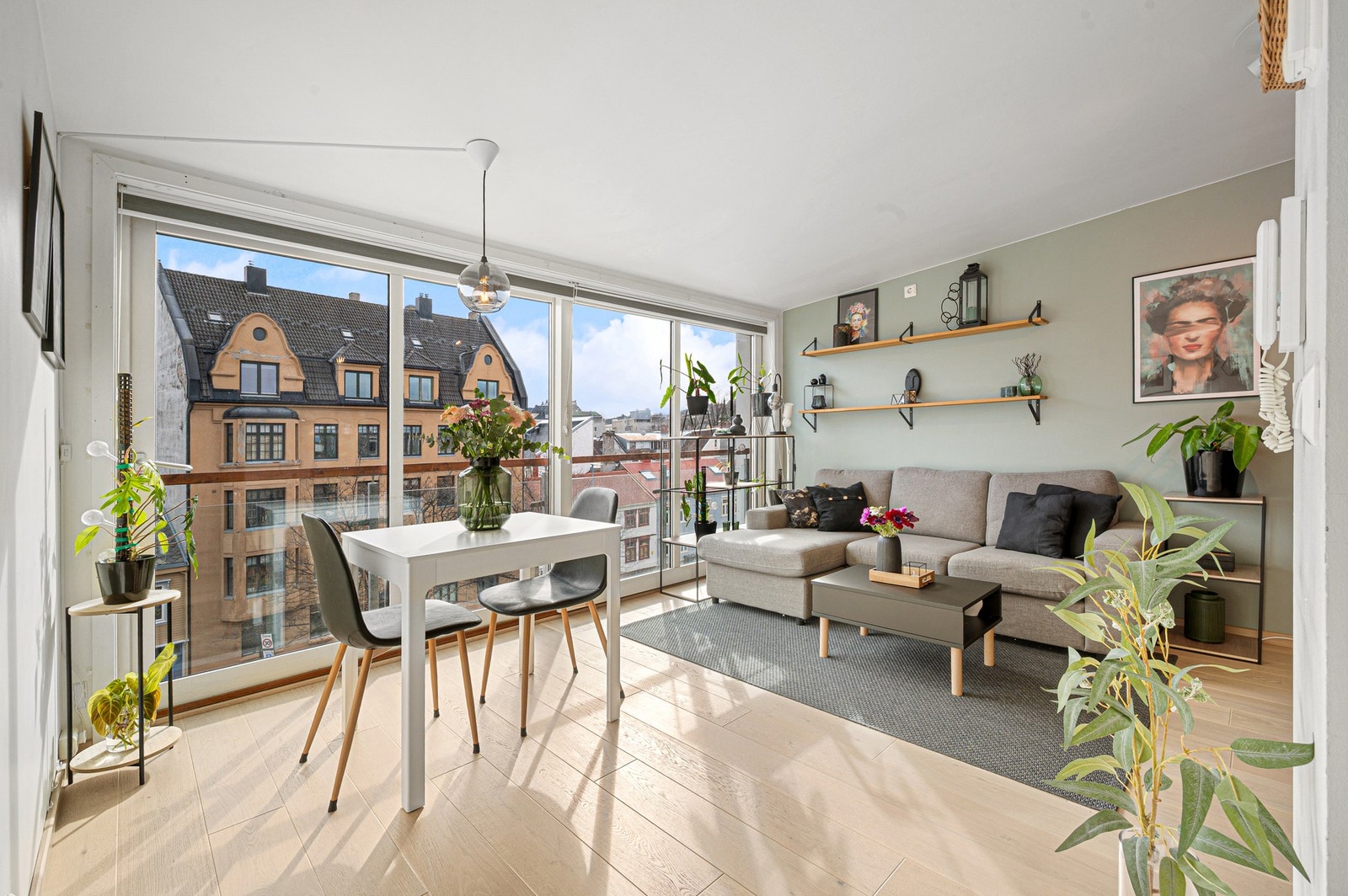 Store vindusflater og skyvedør som slipper inn rikelig med naturlig lys, noe som bidrar til en behagelig atmosfære. Galleribilde