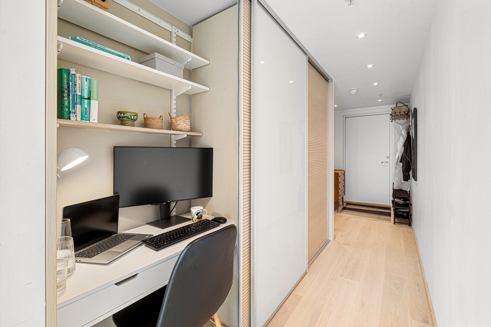 Plassbygd skyvedørsgarderobe med integrert kontorplass - en smart løsning for effektiv utnyttelse av arealet. Galleribilde