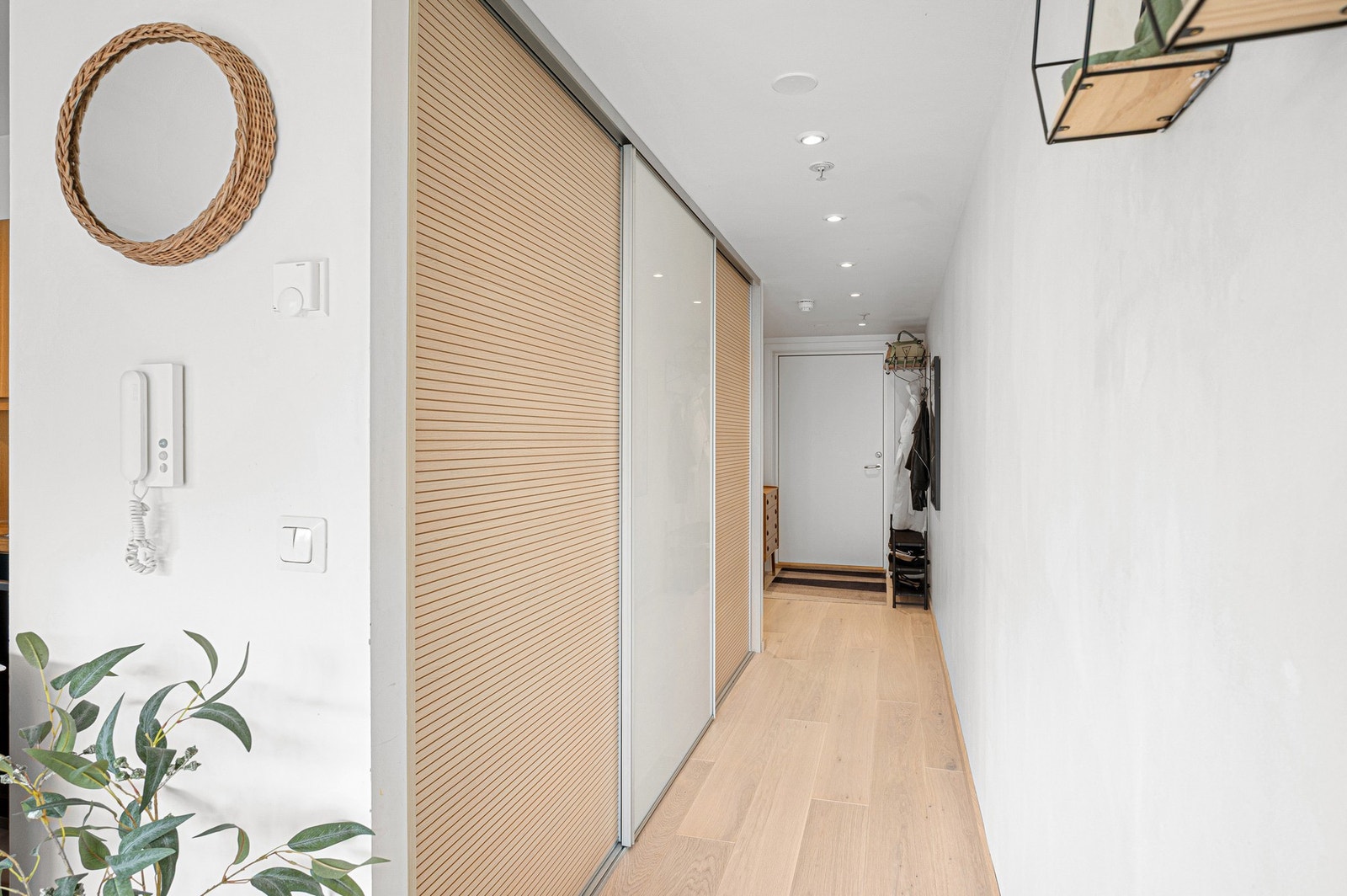 Romslig entré/gang på ca. 8,4m². Her har man god plass til å henge fra seg klær og utstyr. Galleribilde