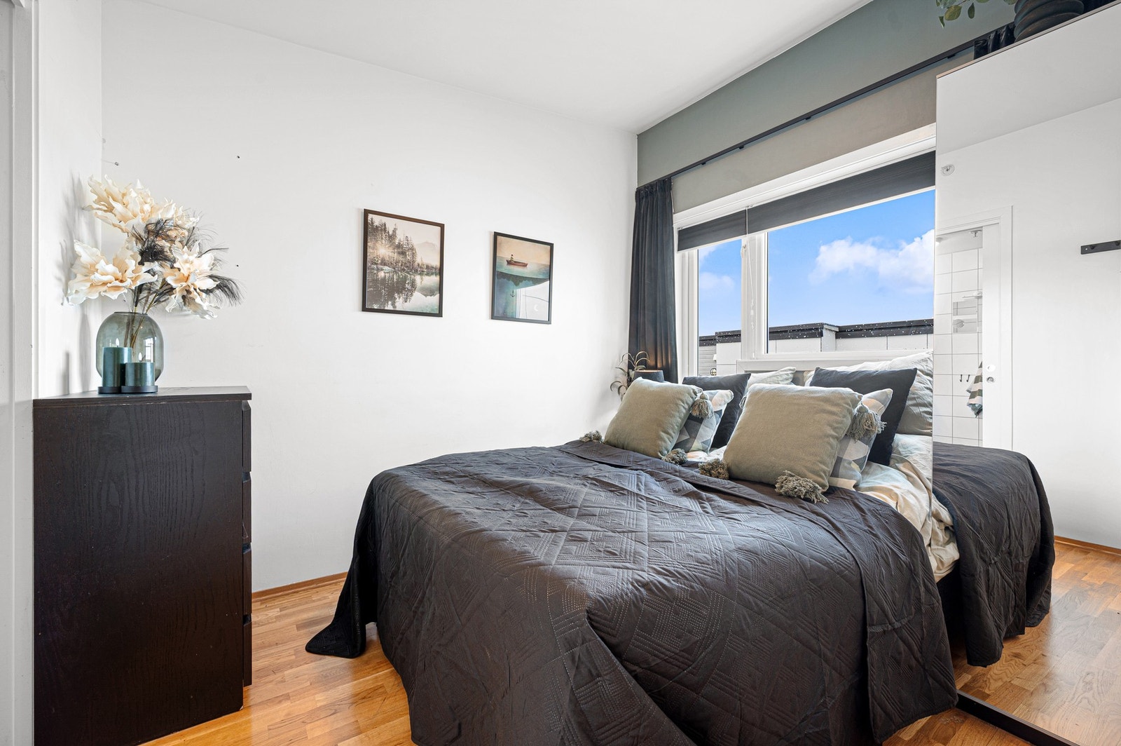 Romslig soverom på 7,6m². Galleribilde
