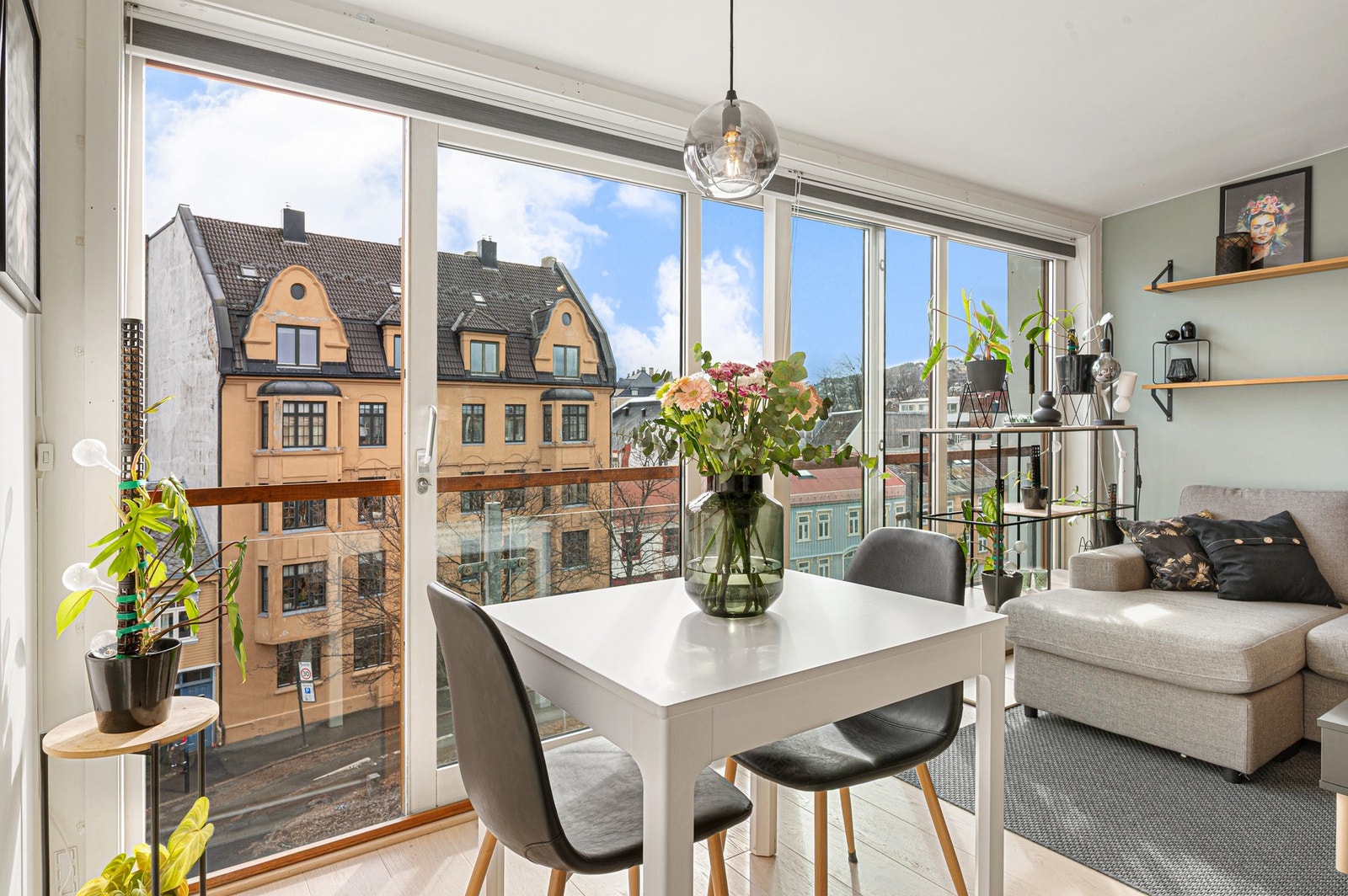 Åpen stue-/kjøkkenløsning på ca. 16m² med ypperlige møbleringsmuligheter. Galleribilde