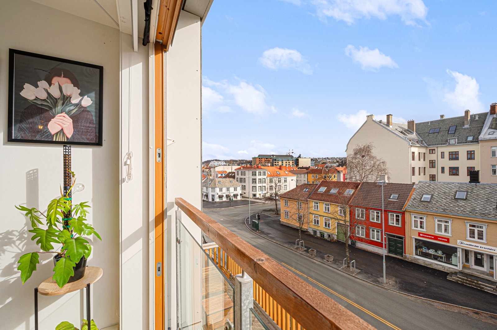Leiligheten har en svært sentral beliggenhet med kort gangavstand til alt av fasiliteter Midtbyen har å by på. Galleribilde