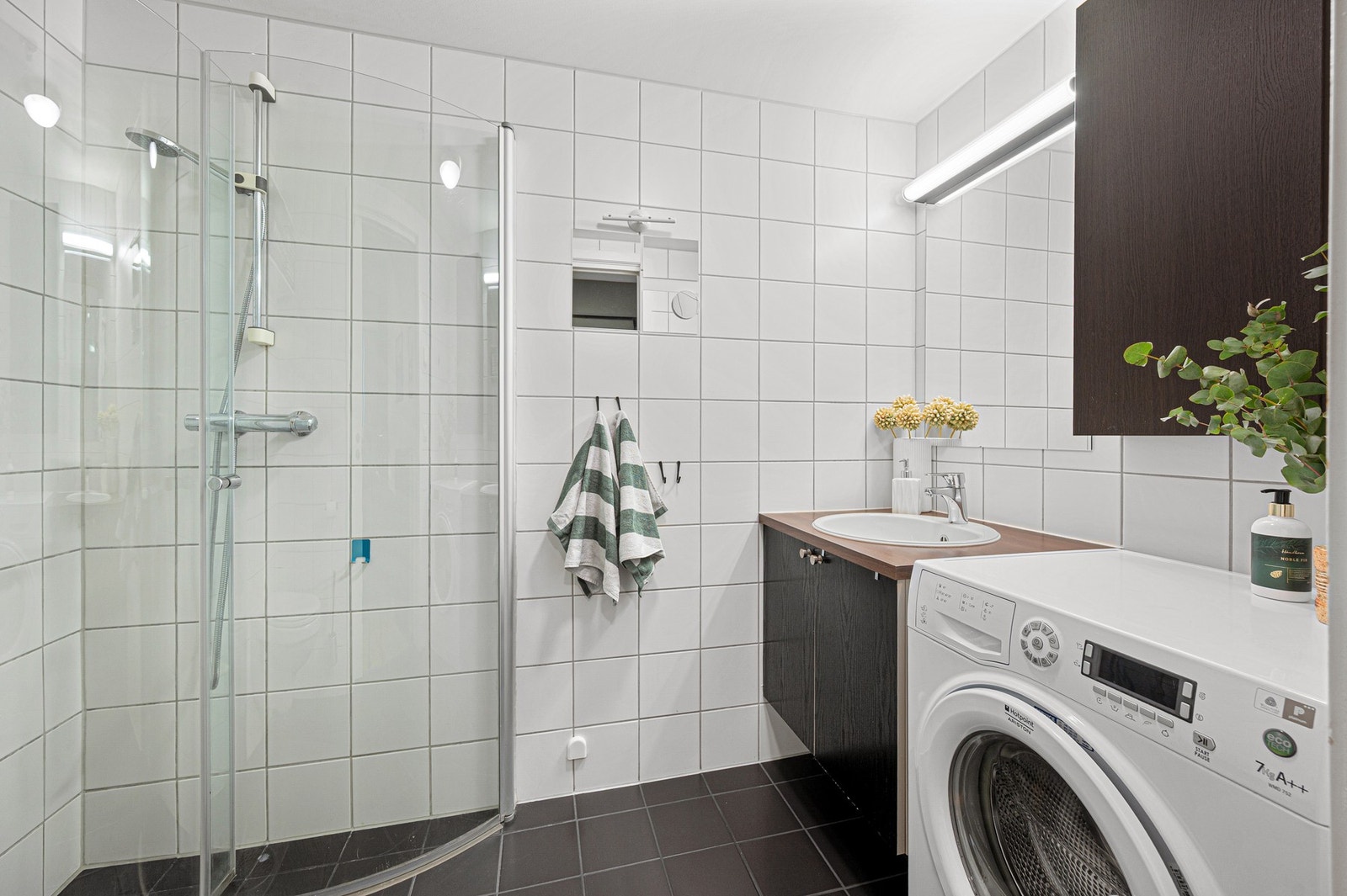 Lyst og pent flislagt bad med alt man trenger. Galleribilde