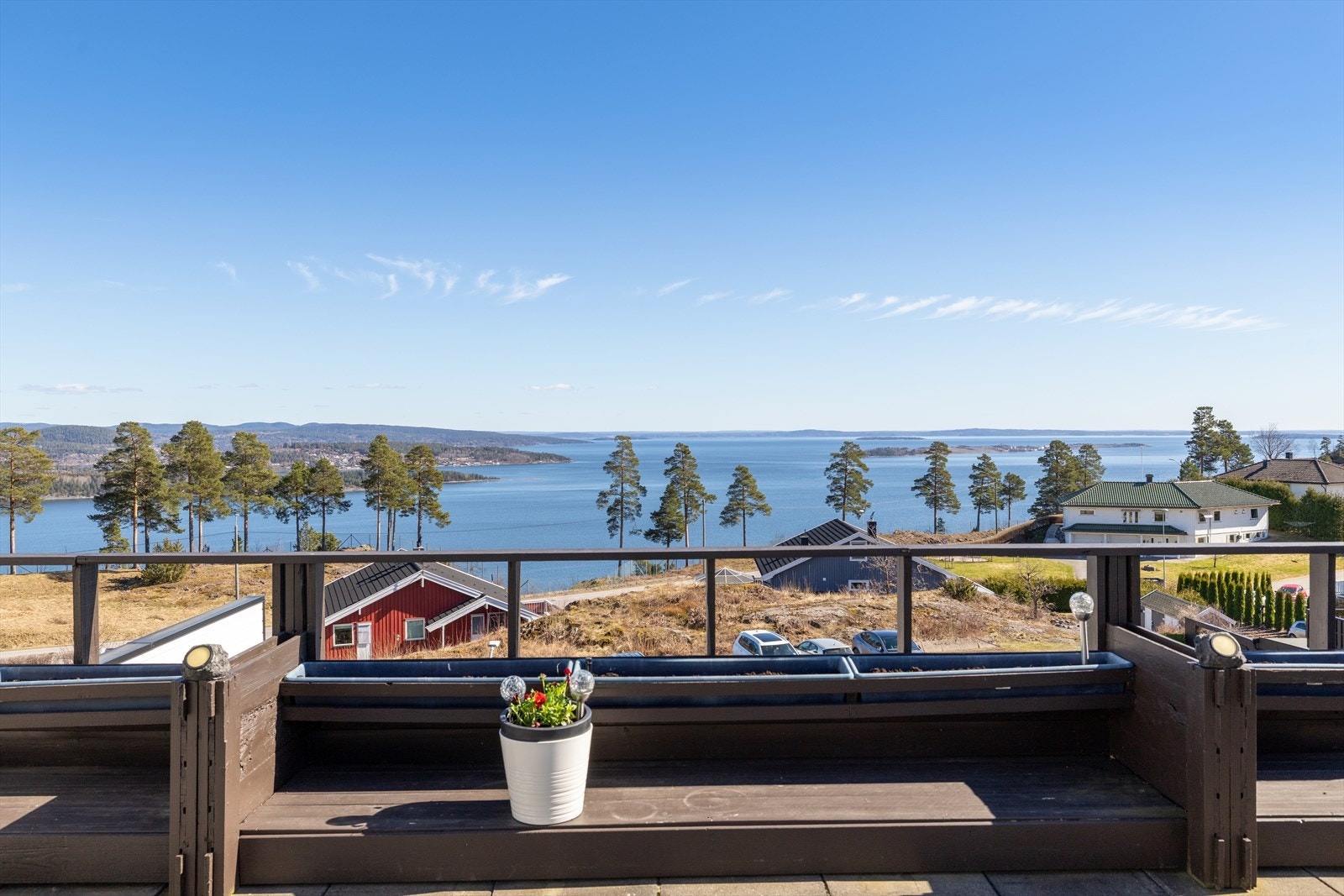 Velkommen til Granliveien 51. Dette er en nyoppusset leilighet med fantastisk utsikt over Oslofjorden! Galleribilde