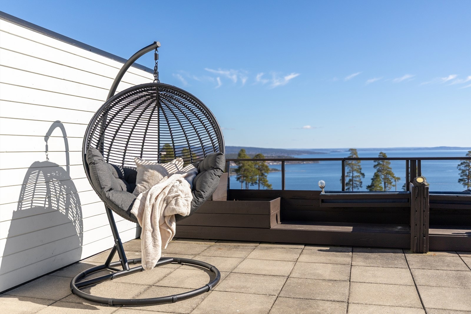 Her er det rikelig med plass for å nyte solfylte dager og den fine utsikten over nærområdet og fjorden. Galleribilde