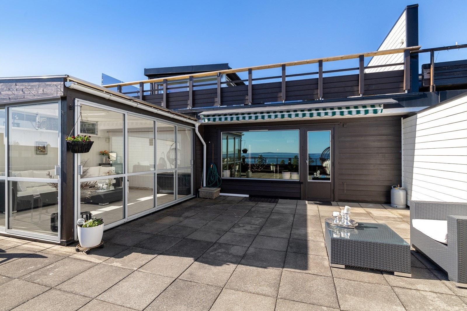 Sameiet Granlia Terrasse består av 30 selveierleiligheter og har en felles asfaltert parkeringsplass. Galleribilde