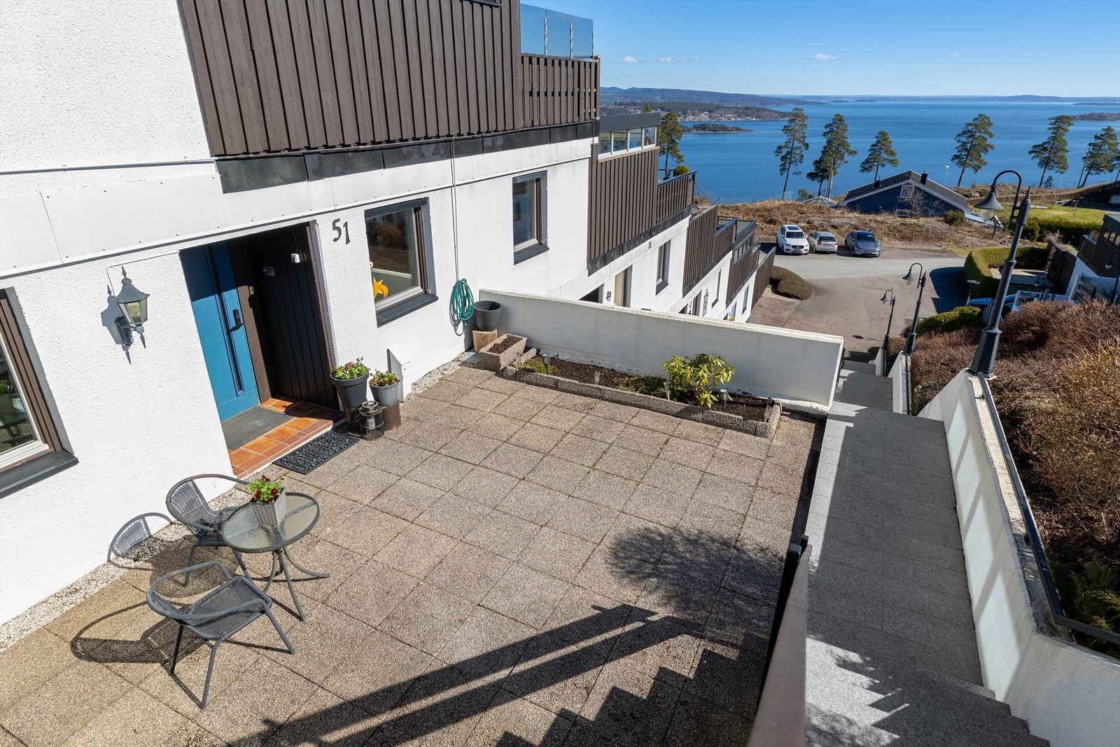 Til leiligheten hører en garasjeplass på 16 m² i et frittstående bygg. Galleribilde