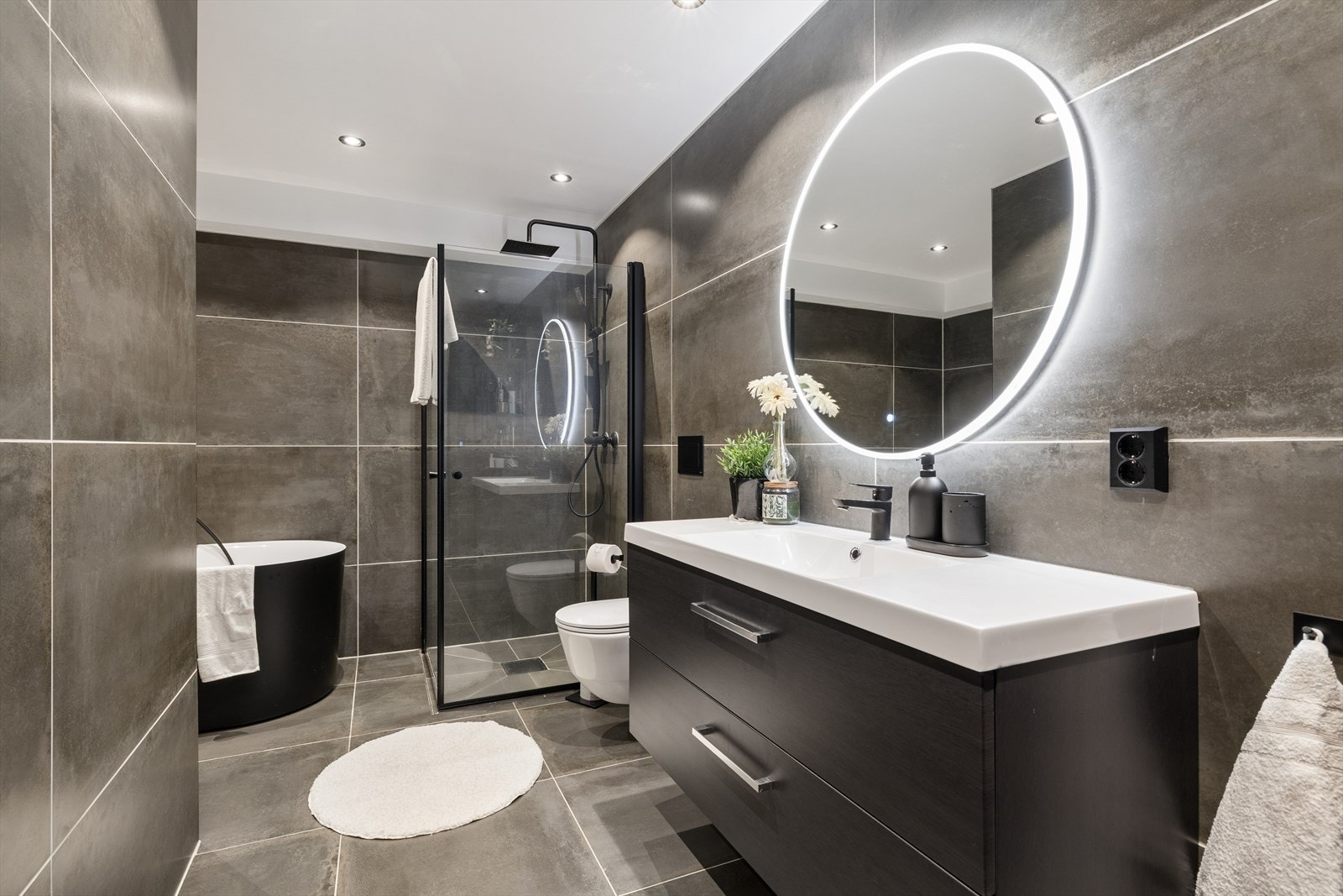 Badet ble totalrenovert i 2021 med flislagte overflater, varmekabler i gulvet og moderne innredning. Galleribilde