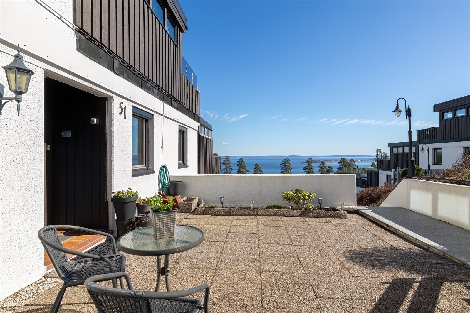 Leiligheten disponerer en svært romslig terrasse på til sammen 57 m², anlagt på et solid betongdekke. Galleribilde