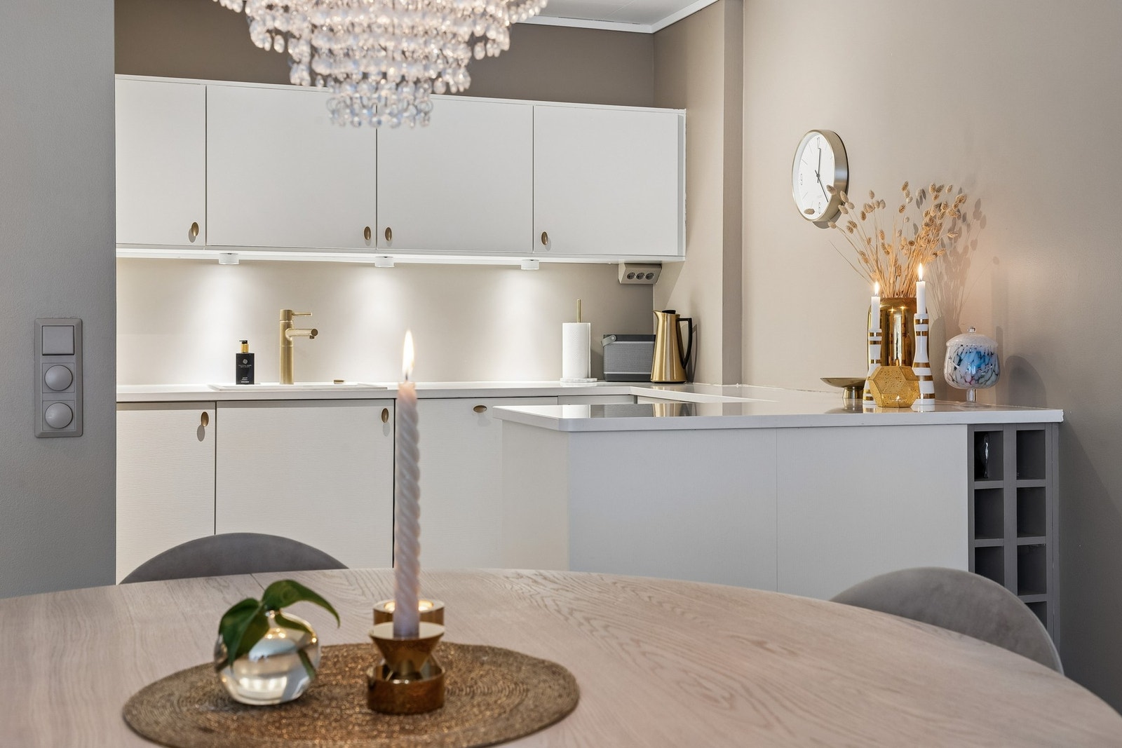 Kjøkken med helhetlig design og materialvalg som gir et eksklusivt preg Galleribilde