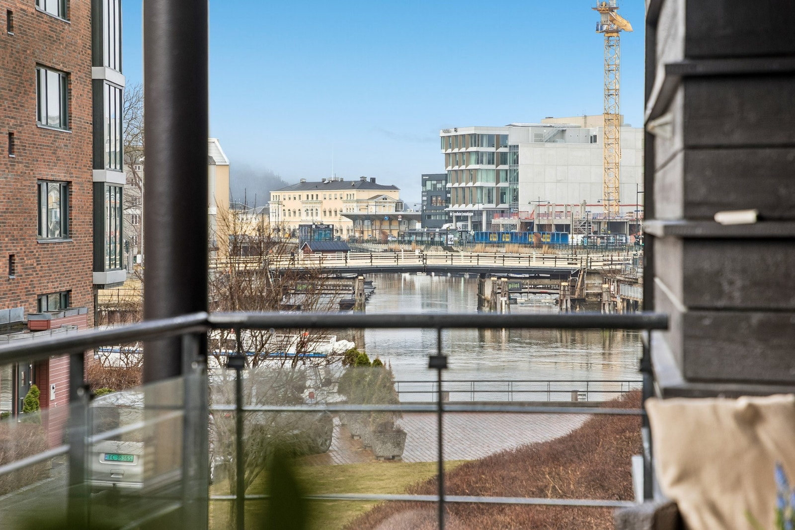 Attraktiv uteplass med nydelig utsikt mot kanalen og omkringliggende bebyggelse Galleribilde