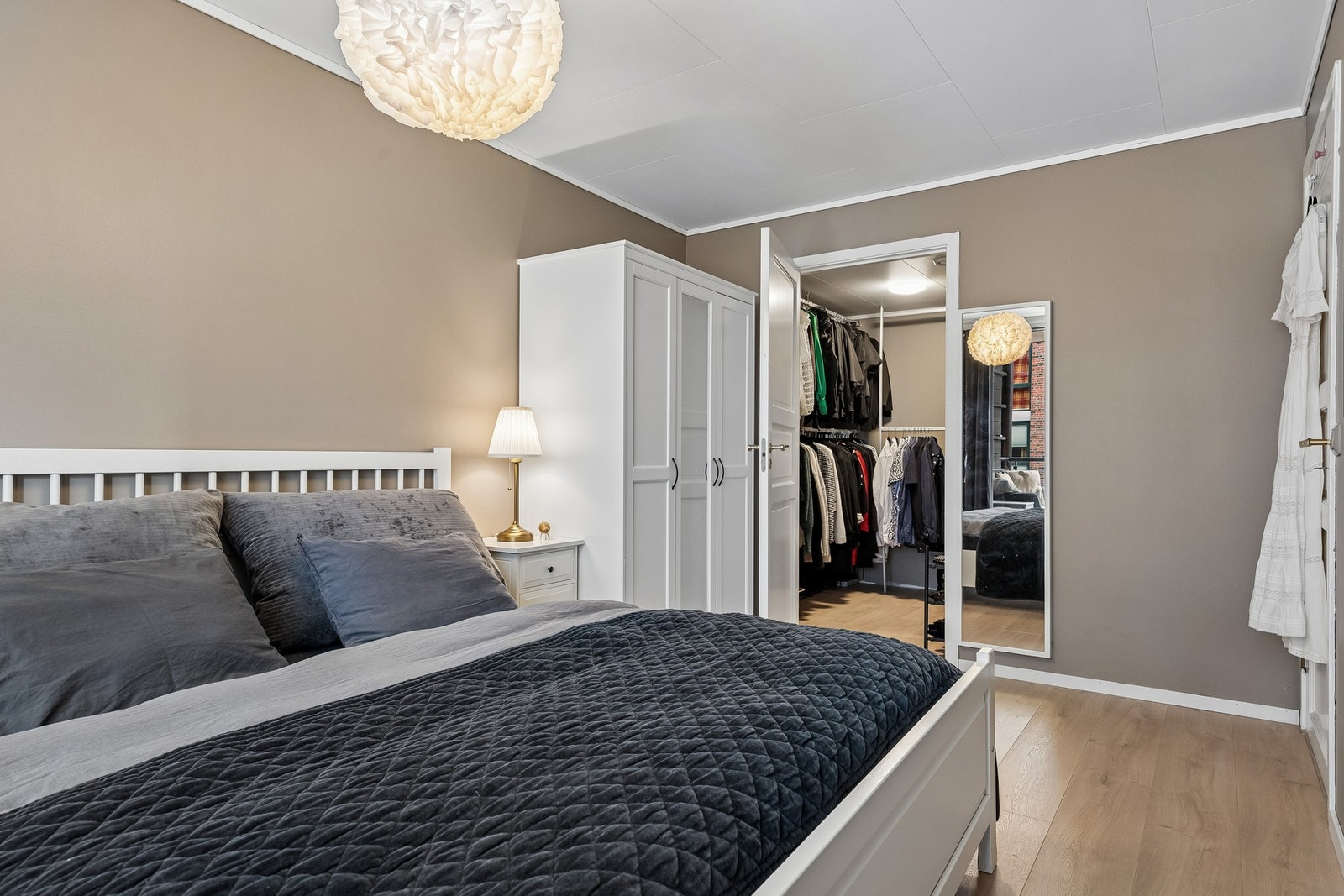 Hovedsoverom med rolig atmosfære og god plass til både seng og garderobe Galleribilde