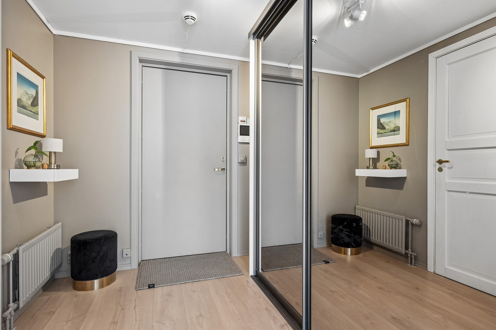 Entré med et stilrent uttrykk som gir et elegant første møte med boligen Galleribilde