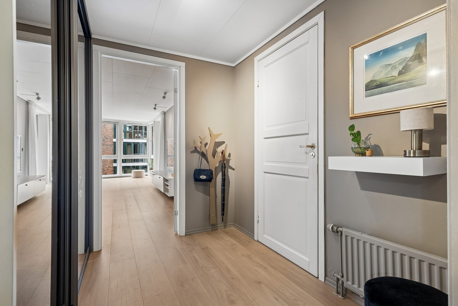 Entré som ønsker deg velkommen med gode oppbevaringsmuligheter og et ryddig uttrykk Galleribilde