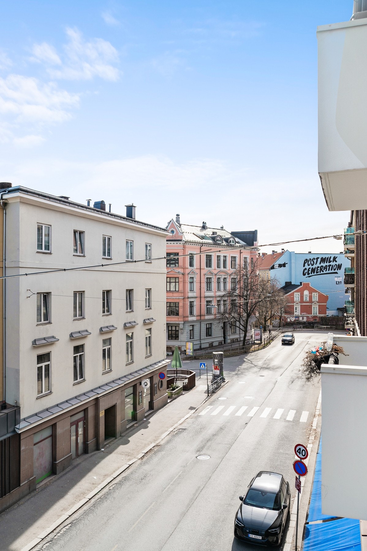 Her bor du høyt og fint i 4. etasje med heisadkomst. Galleribilde