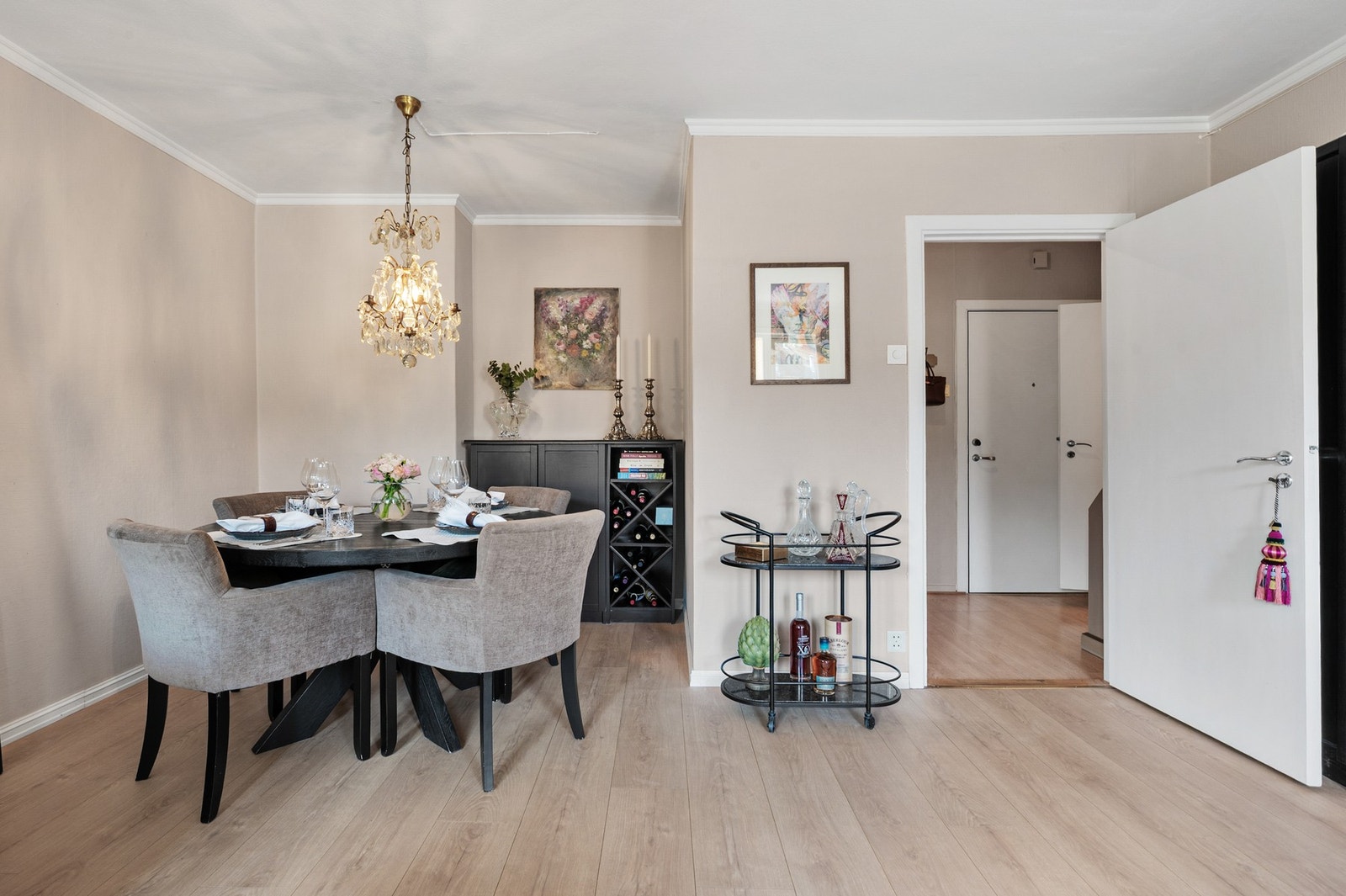 Hele leiligheten ble malt i 2020. Galleribilde