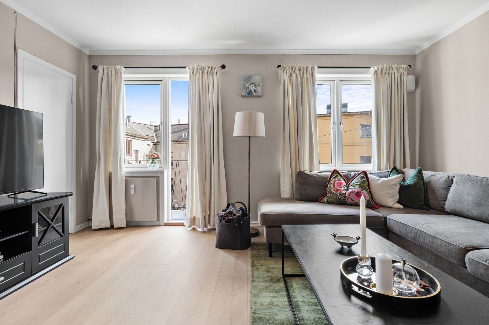 Store vindusflater slipper inn rikelig med naturlig lys. Galleribilde