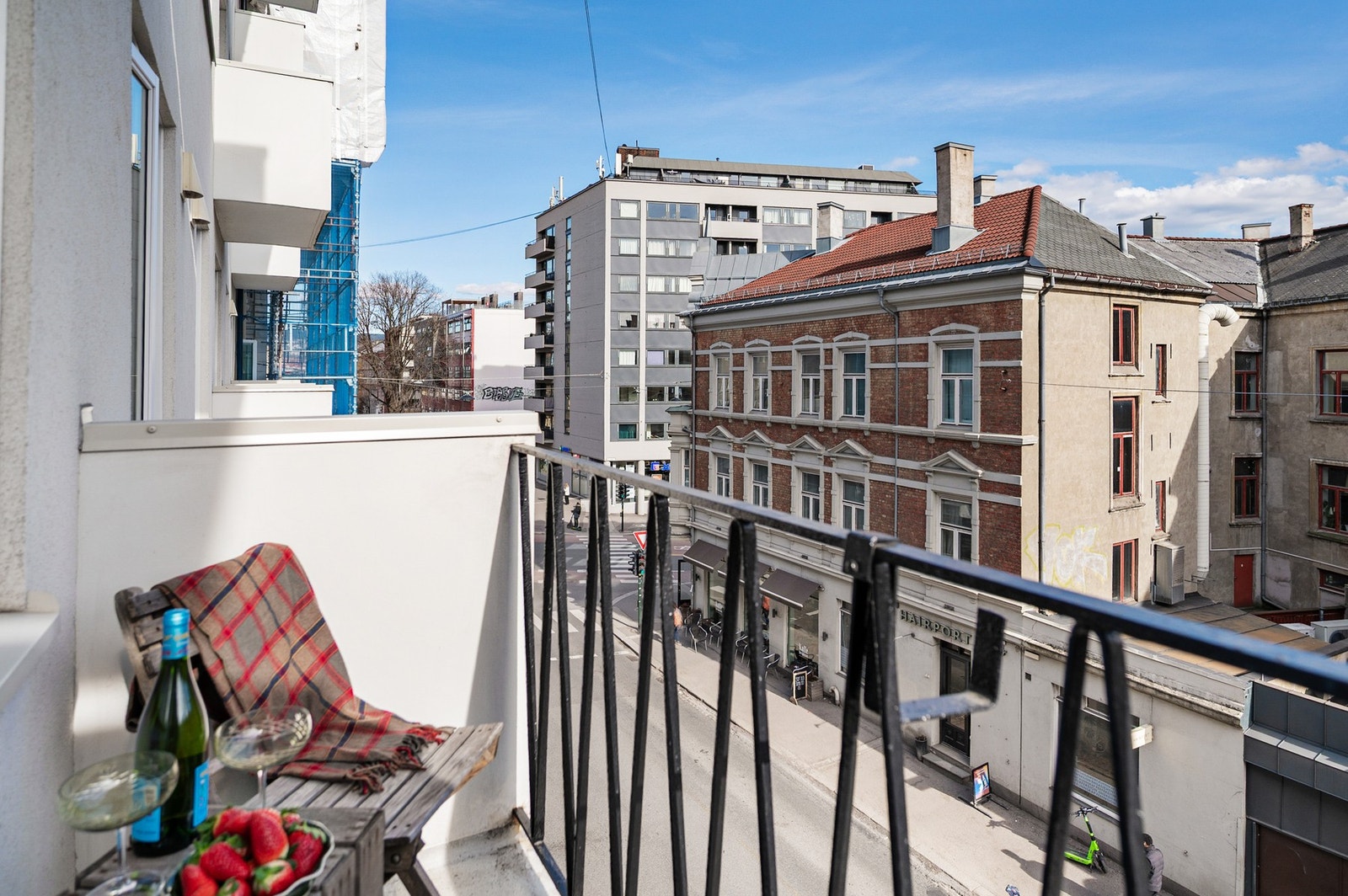Utgang fra stuen til en balkong på 2 m2. Galleribilde