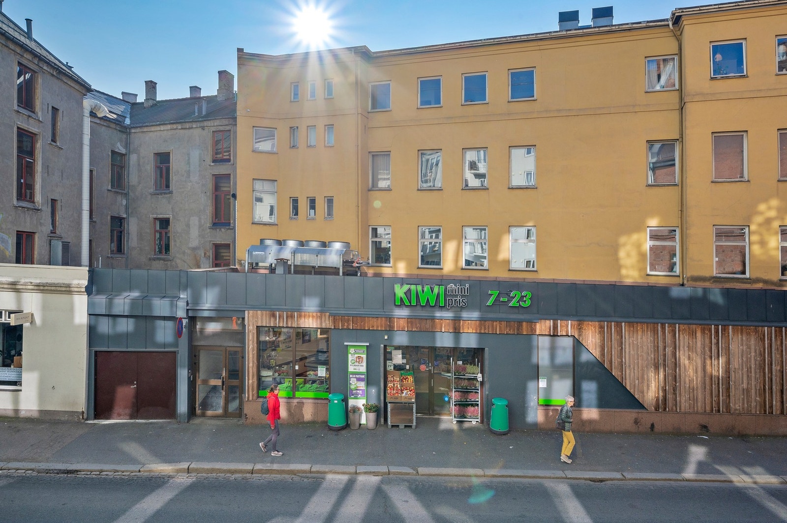 Dagligvarehandel rett over veien. Galleribilde