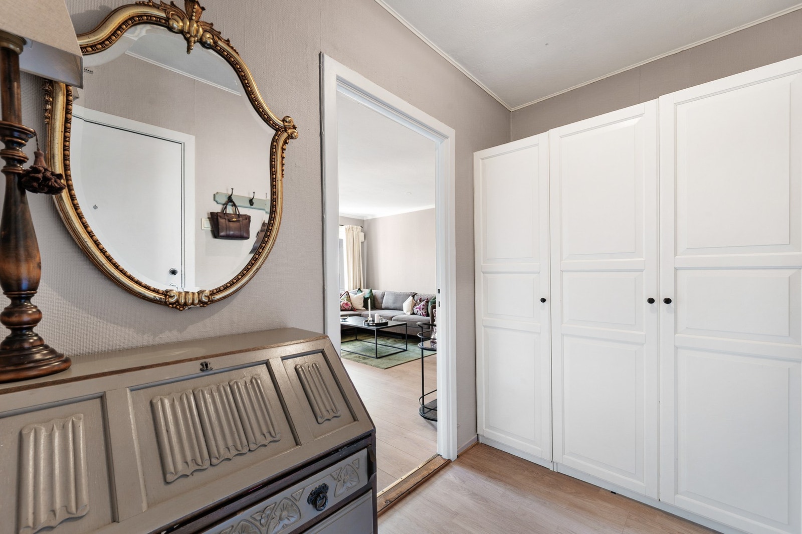 I entré/gang er det plass til garderobeløsning. Galleribilde