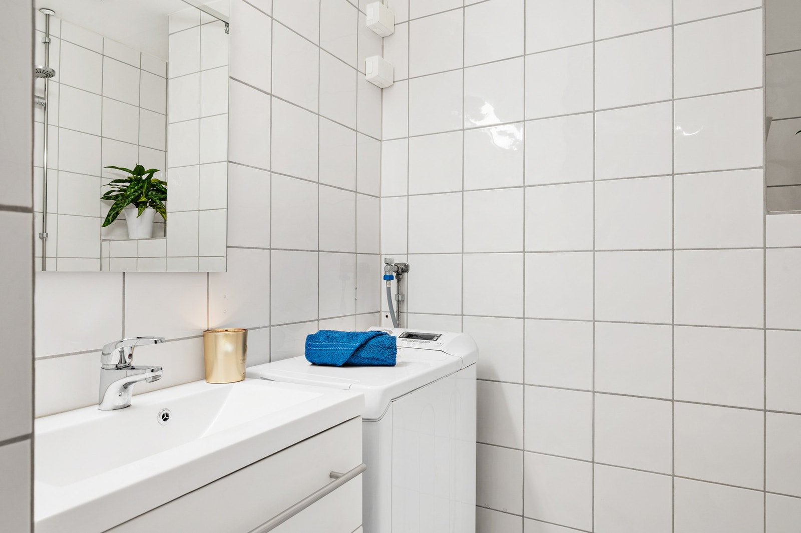 Badet har gulvvarme og opplegg for smal vaskemaskin. Galleribilde