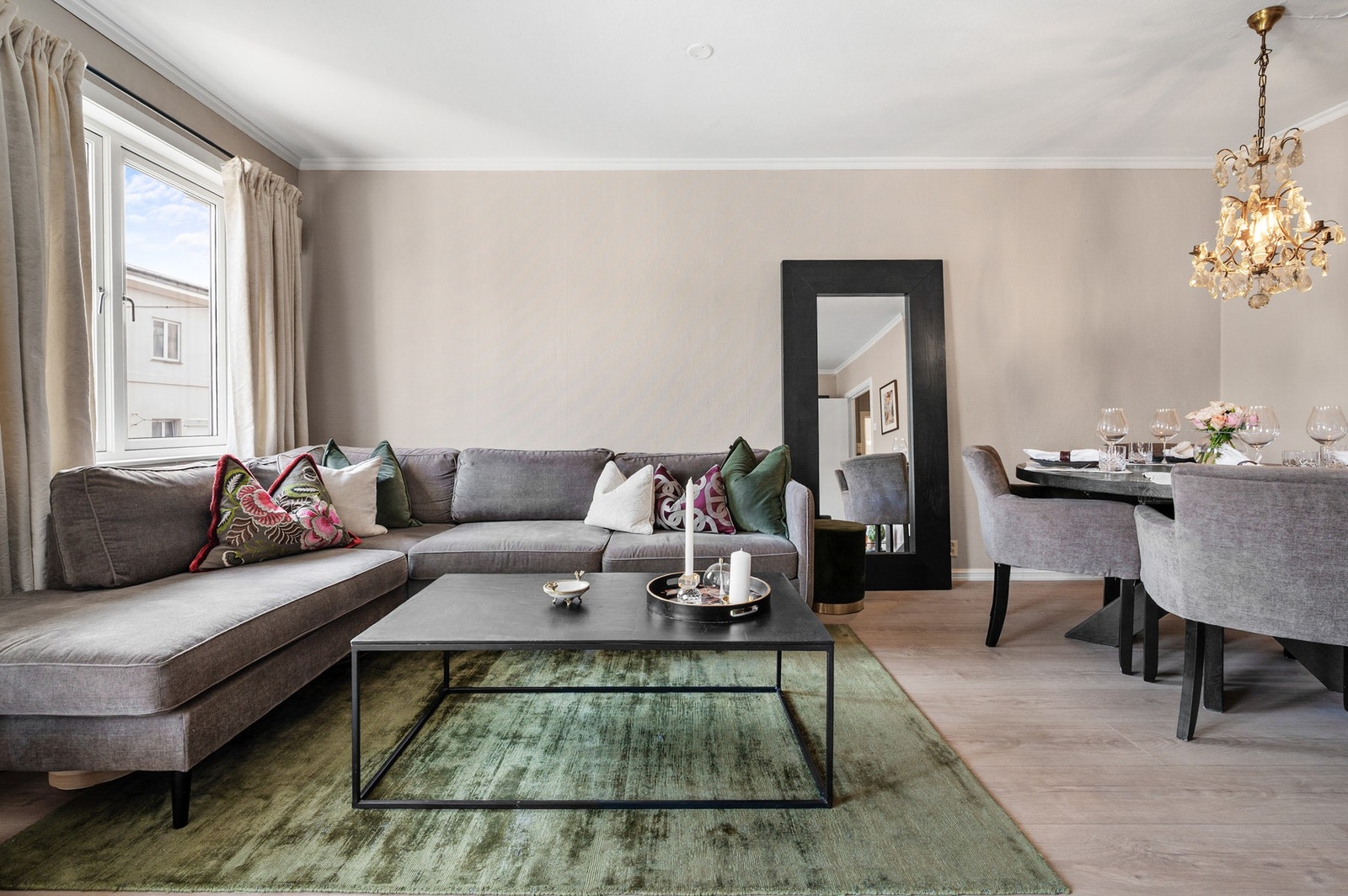 I stuen er det god plass til sofagruppe og egen "spisekrok". Galleribilde