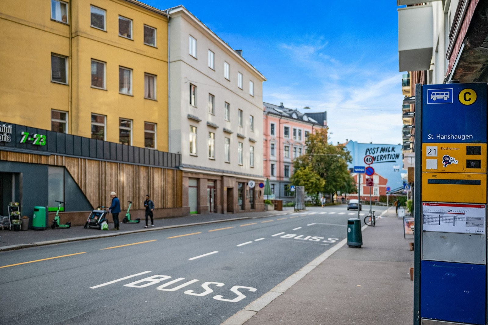 St. Hanshaugen busstopp, rett utenfor døren. Området har et svært godt kollektivtilbud. Galleribilde