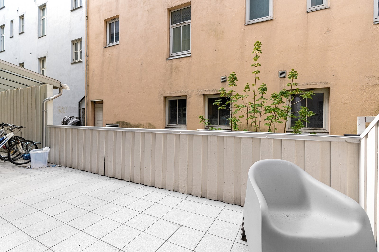 Uteplass. Galleribilde