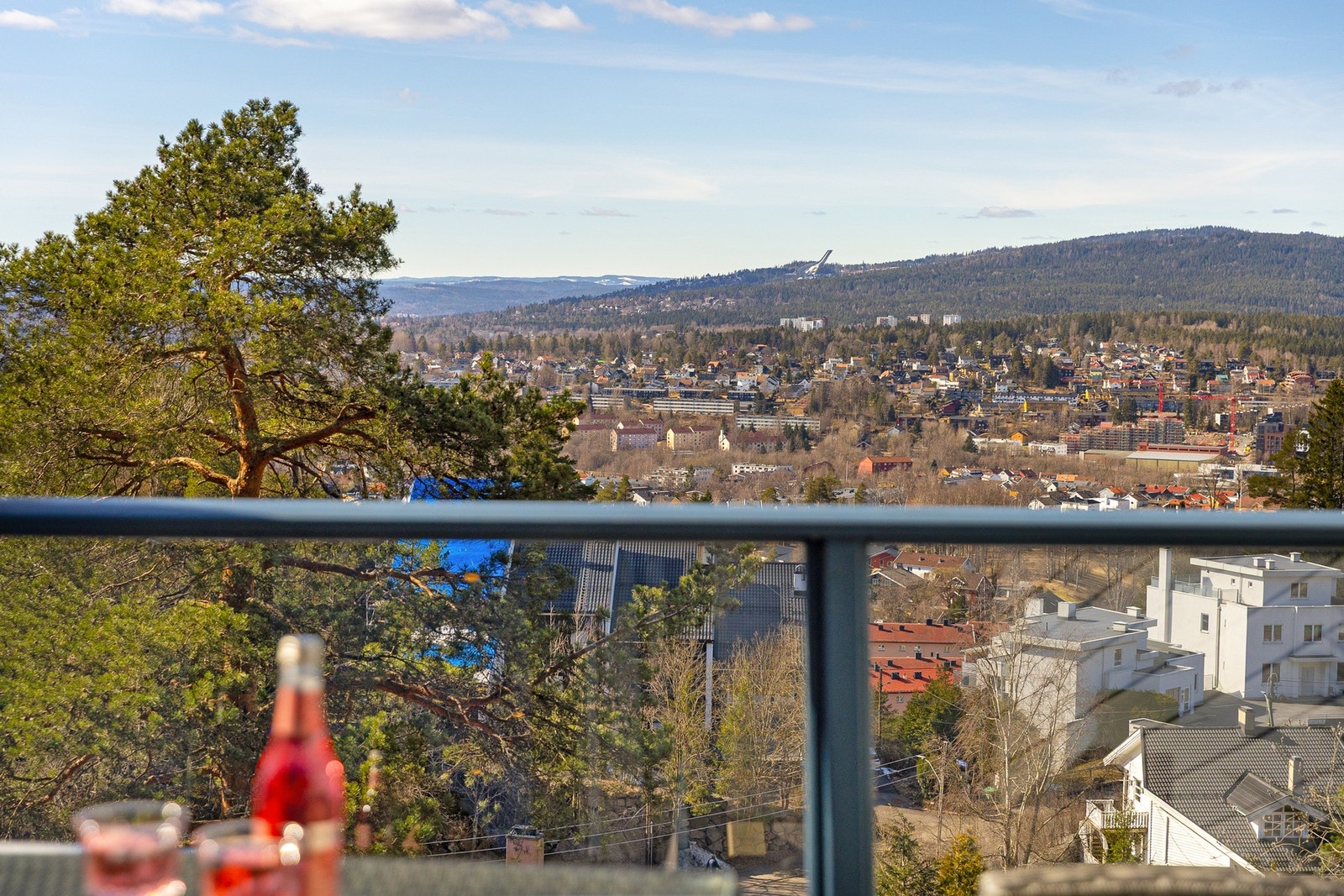 Her kan du nyte nydelige kvelder med utsikt mot Holmenkollen og omkringliggende natur. Galleribilde