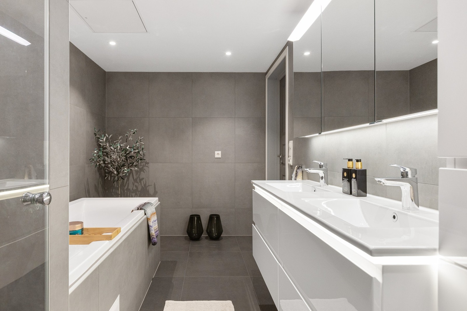 Badet ble oppgradert i 2022 og fremstår moderne og delikat med store grå fliser, varmekabler og eksklusive detaljer. Galleribilde