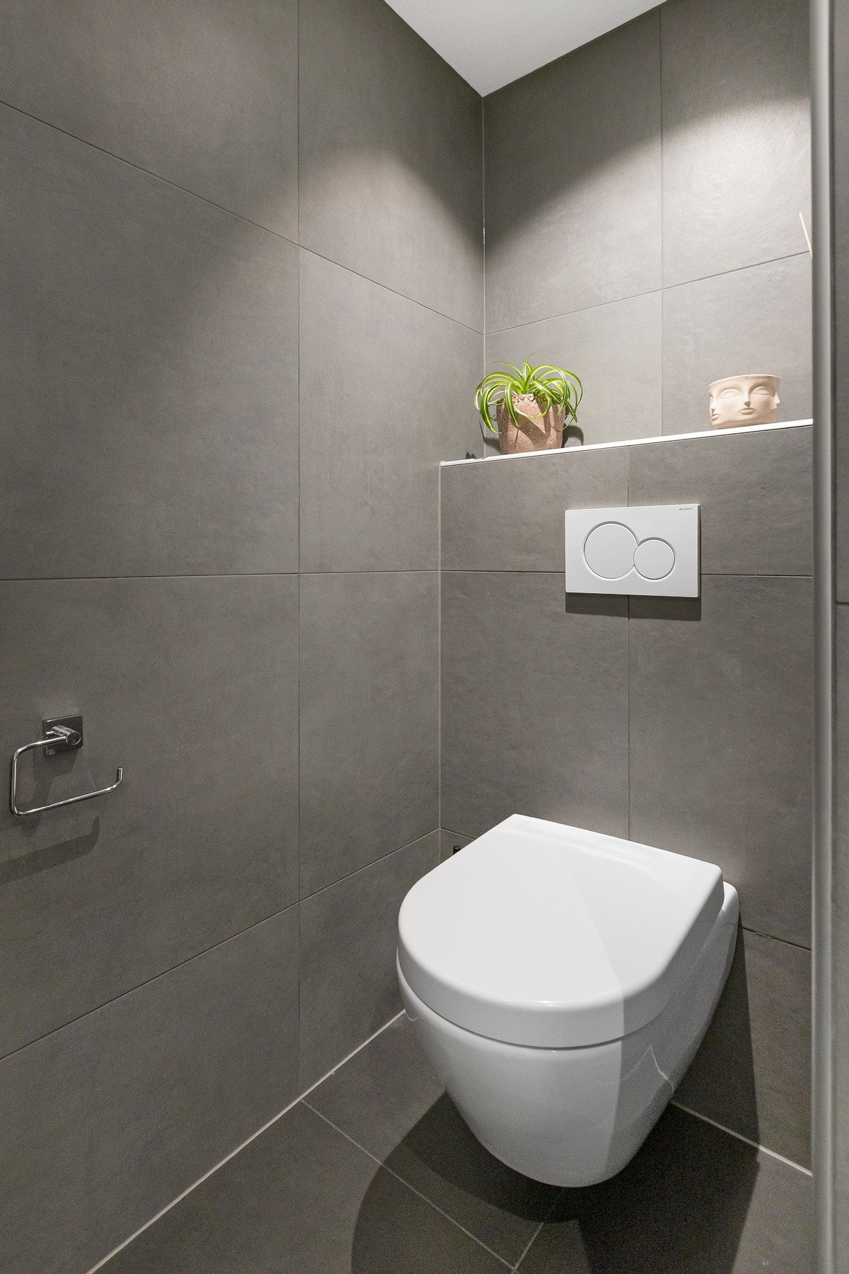 Badet har vegghengt toalett. Galleribilde