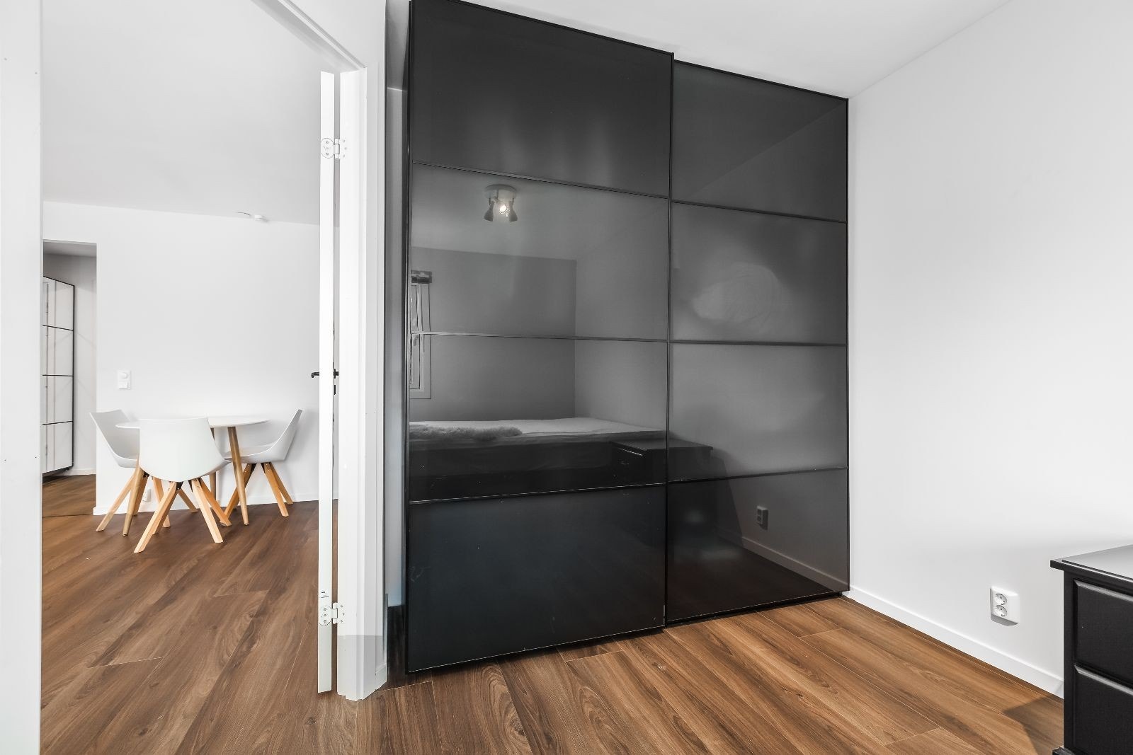 Soverom med garderobeskap Galleribilde
