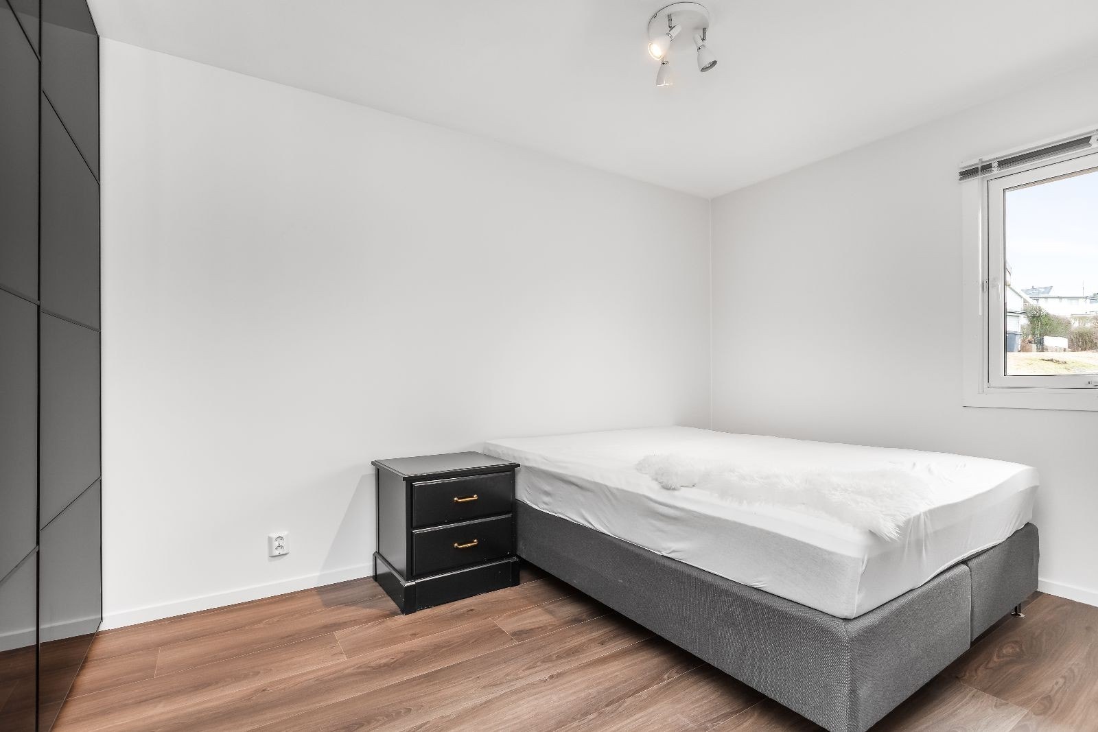 På soverommet er det plass til dobbelt seng og et skrivebord for hjemmekontor. Galleribilde