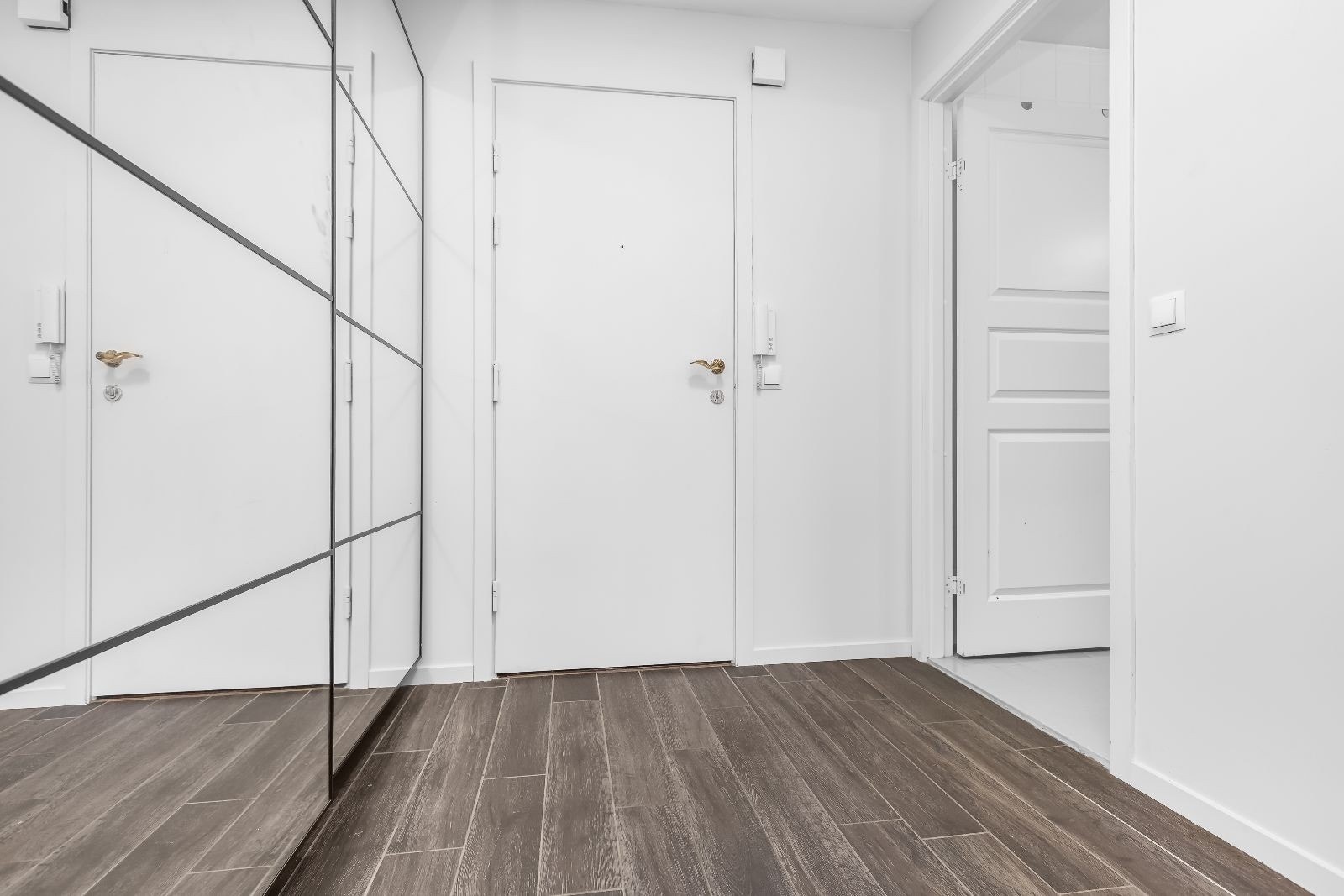Entré med skyvedørsgarderobe med speilfronter. Galleribilde