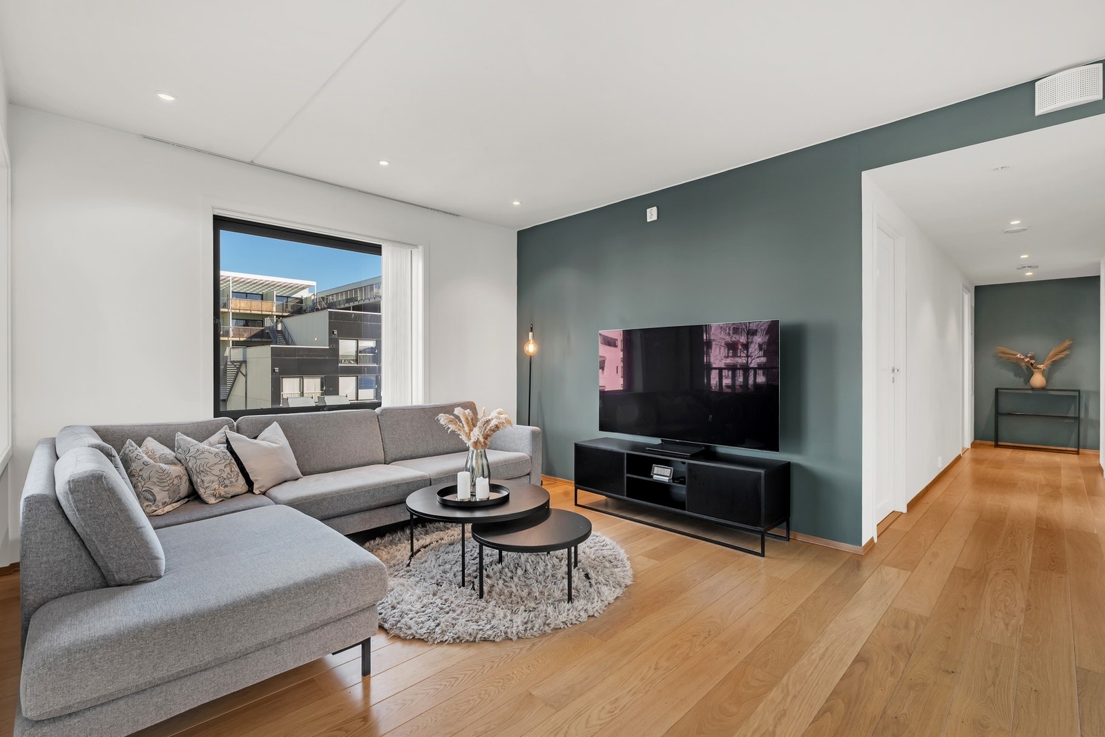 Velkommen inn - stuen er lys og har god takhøyde. Galleribilde