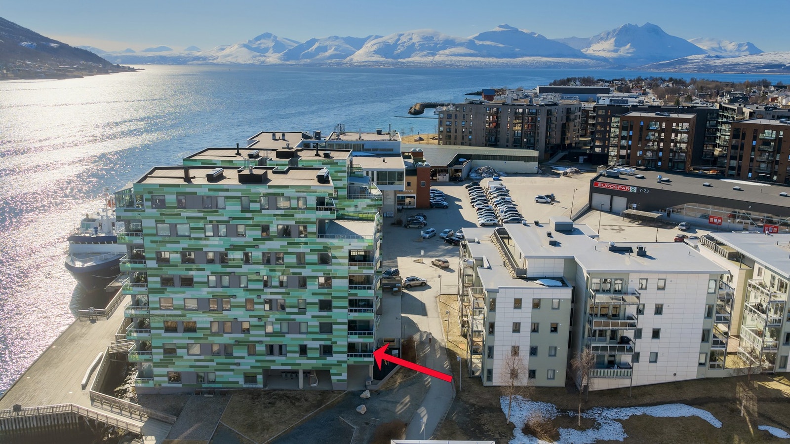 Sameiet er meget attraktivt med flere flotte felles fasiliteter - blant annet treningsrom, leiehybel, verksted og møterom med kjøkken. Galleribilde